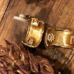 Swarvoski Jewelry - VINTAGE SWARVOSKI CLIP ON EARRINGS Swarvoski Jewelry - VINTAGE SWARVOSKI CLIP ON EARRINGS